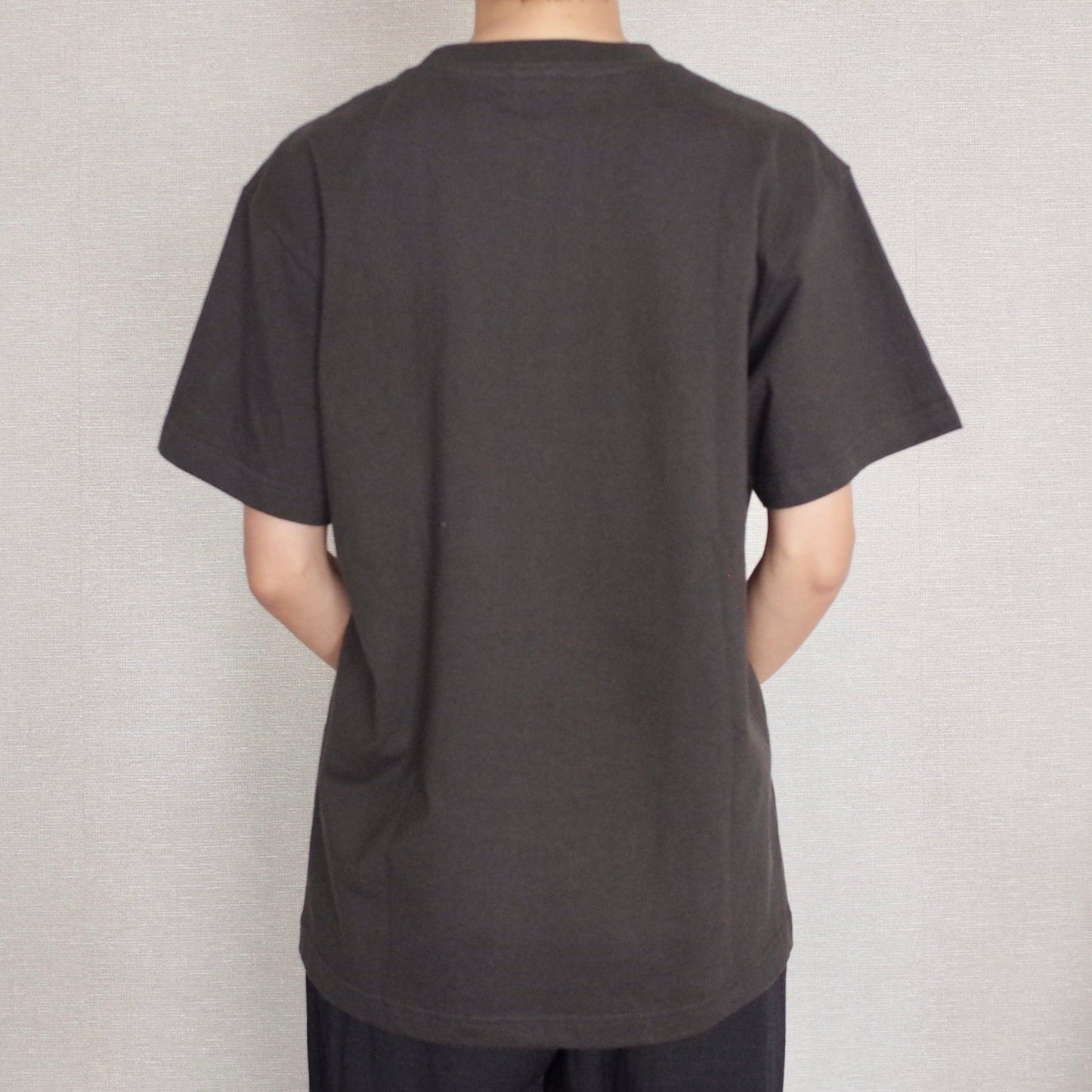 izon Tシャツ 墨　モデル着用　back